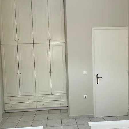 Βίλα For 6 Persons In Centre Of & 300 Meters From The Beach! Λουτράκι