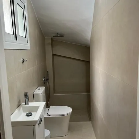 Βίλα For 6 Persons In Centre Of & 300 Meters From The Beach! Λουτράκι